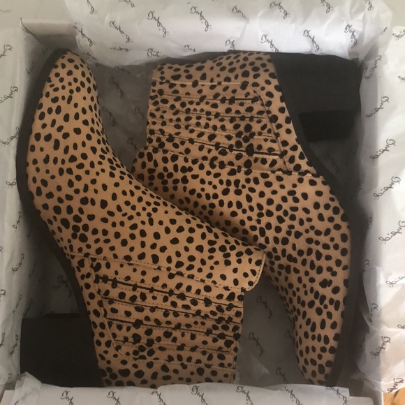 Qupid Topanga Chelsea Booties - SZ 8 - Leopard - Picture 7 of 11